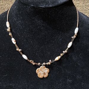 Chic Floral Pendant Necklace in Gold and Cream